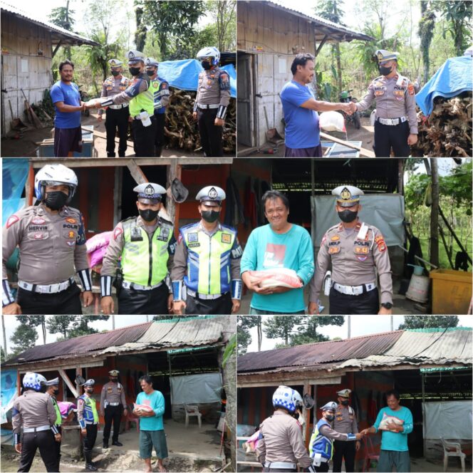 
					Satlantas Polres Lampung Barat bagikan Bansos Dihari Jum’at Berkah