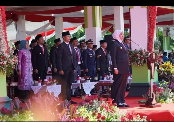 
					Gubernur Jawa Timur Hadiri Upacara Menyambut Hari Sumpah Pemuda Di Alun-Alun Reksogati Caruban Madiun