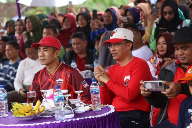 
					Bupati Lampung Barat Bagikan Seragam Sekolah Gratis di Pekon Semarang Jaya