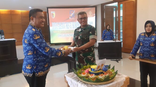 
					HUT KORPRI ke-51 di Kodam Brawijaya, Aspers Kasdam Brawijaya Potong Tumpeng Untuk PNS
