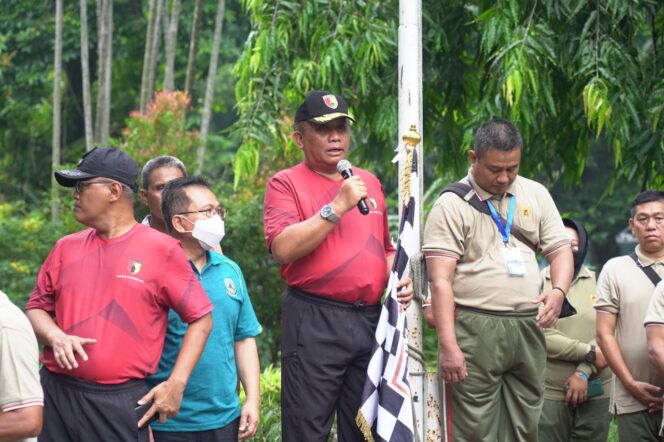 
					HUT KORPRI ke-51, Ribuan PNS Kodam Brawijaya Jalan Sehat Menuju KBS