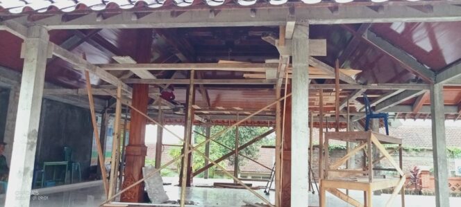
					Beri Kenyamanan Warga Pemdes Pacalan Perbaiki Pendopo Ber’Ornamen Joglo
