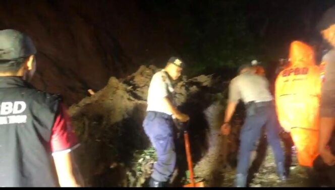 
					Polres Jember Kerahkan Personel Bersihkan Material Longsor Di Gunung Gumitir