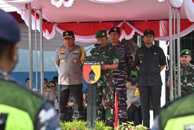 
					Pangdam V/Brawijaya Pimpin Apel Gelar Pasukan TNI-Polri dan Pemprov Jatim Dalam Rangka Antisipasi Pengamanan KTT G20