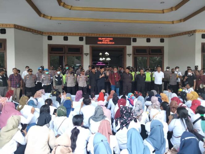 
					Ratusan Buruh PT. KMBS Gelar Aksi Demo Tuntut Upah