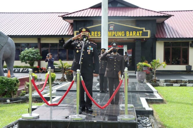 
					Polres Lampung Barat upacara peringatan Hari Pahlawan Ke-77