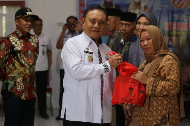 
					Bupati Lampung Barat Serahkan Sembako Di kecamatan Belalau