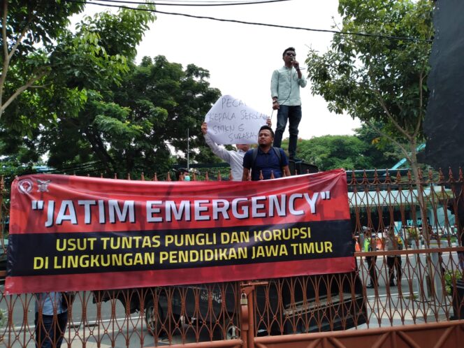 
					Dindik Jatim di Demo Pengunjukrasa Dan Diancam Disegel