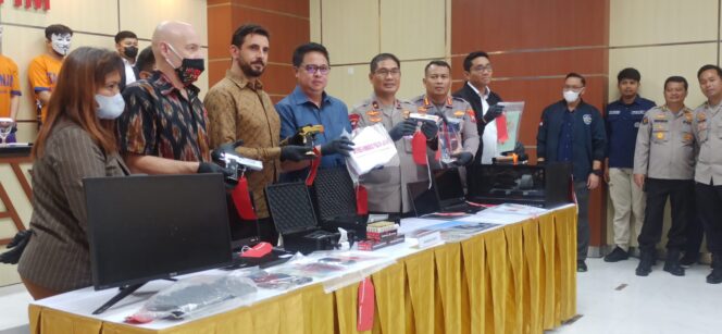 
					Tim Cyber Ditreskrimsus Polda Jatim Amankan 4 Tersangka Pembuatan Dan  Penyaebaran  Sampage/Website Palsu 3 Masih DPO