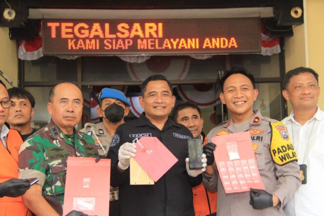 
					Dihentikan Polisi Di Traffic Light Surabaya Pengedar Sabu Diringkus