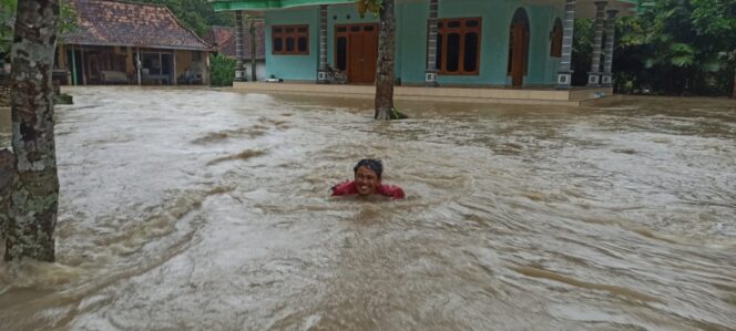 
					Akibat Sungai  Meluap Dusun Langgar Tengnga Terendam Banjir