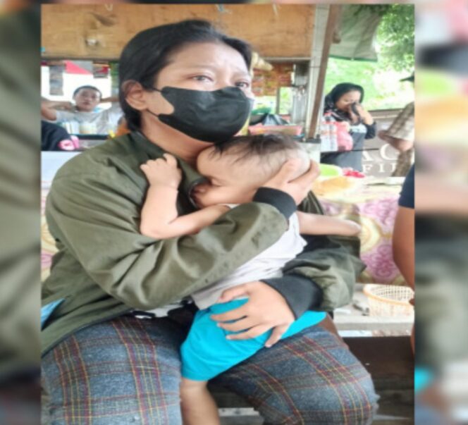 
					Terlihat Perempuan Menagis Didepan Polsek Kenjeran, Ada Apa??