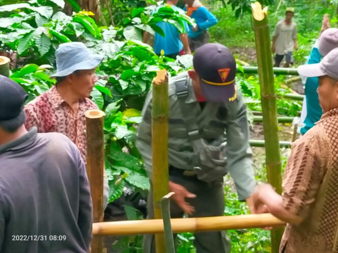 
					Perhutani Probolinggo Buat Tanggul Penahan Longsor