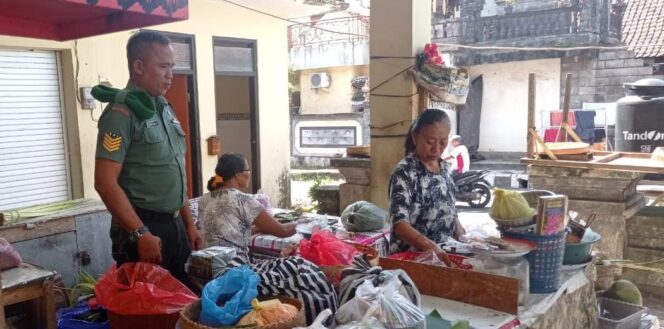 
					Jelang Hari Raya Galungan, Babinsa Kamasan Pantau Pasar Tradisional