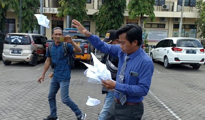 
					Advokat Lukman Hakim Labrak Kasatreskrim Polres Situbondo