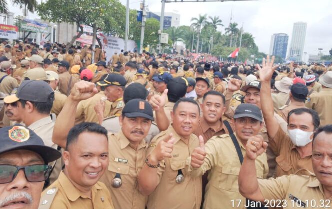 
					Ribuan Kades Menggelar Aksi, DPR RI Kabulkan Tuntutan Masa Jabatan Kades 9 Tahun