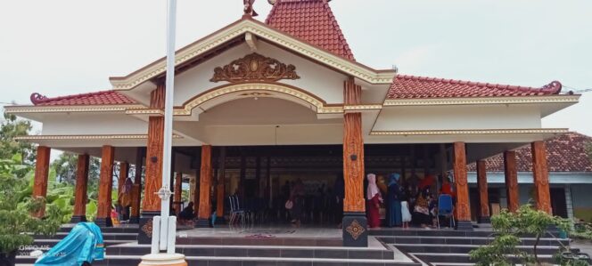 
					“Beri Kenyamanan Masyarakat” Pemdes Singkil, Balong Percantik Balai Pertemuan