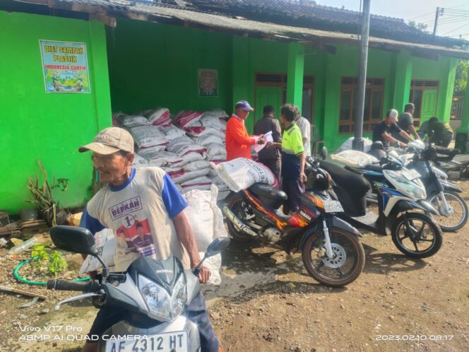 
					Pasca  Gagal  Panen  Pemdes  Sidodadi Berikan Kapur  Dolomit Untuk Petani