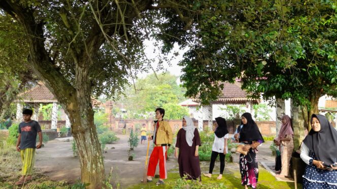 
					Giat Bersih-Bersih Dimakam Ki Demung Plakaran Oleh Mahasiswa KKN STKIP  PGRI Bangkalan