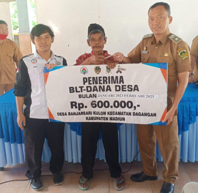 
					Pemdes Banjarsari Kulon Serahkan BLT DD Untuk 65 Warga