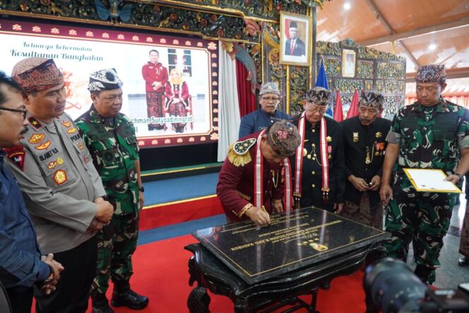 
					Jenderal TNI Dr. Dudung Terima Gelar Kesultanan Bangkalan Dari Raden Panji Abdul Hamid Mustari 