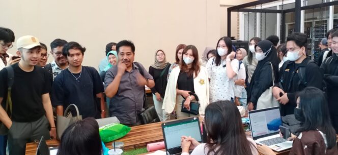 
					Kuliah Kolaborasi Mahasiswa Stikosa-AWS dan Unair di Suara Surabaya