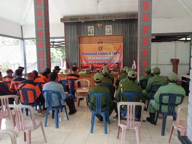 
					Kapolsek Karanganyar Hadiri. Giat Pembinaan Linmas dan FKPM Desa Bangunrejo