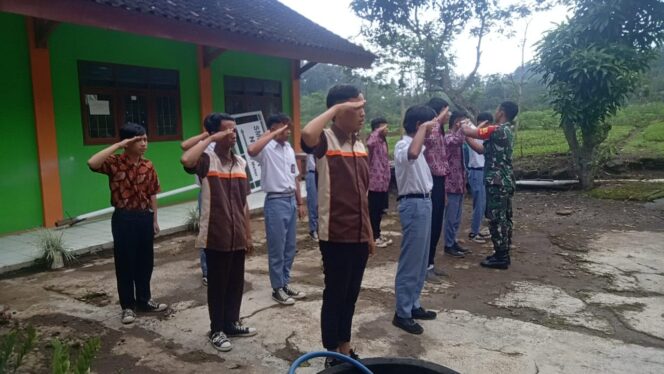 
					Babinsa Koramil 0805/10 Sine Melaksanakan Giat Wasbang dan LBB Di SMK PGRI