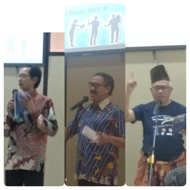 
					Gambar : 
Adi Sutarwijono, Imawan Mashuri dan Djadi Galajapo saat membaca puisi