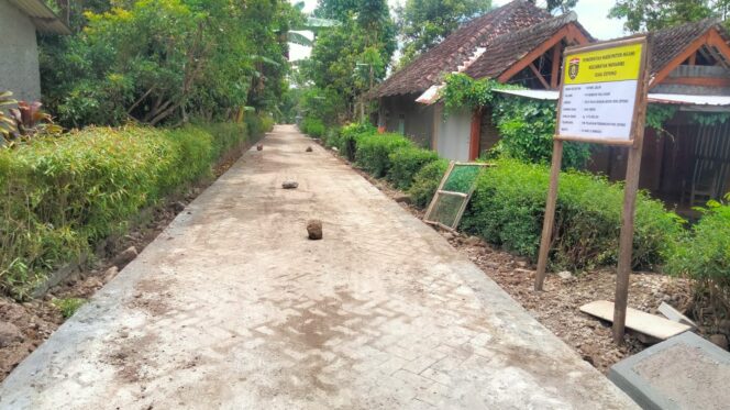 
					Pemdes Cepoko Kecamatan Ngrambe Gunakan Dana Desa Untuk Pavingisasi Akses Jalan Desa