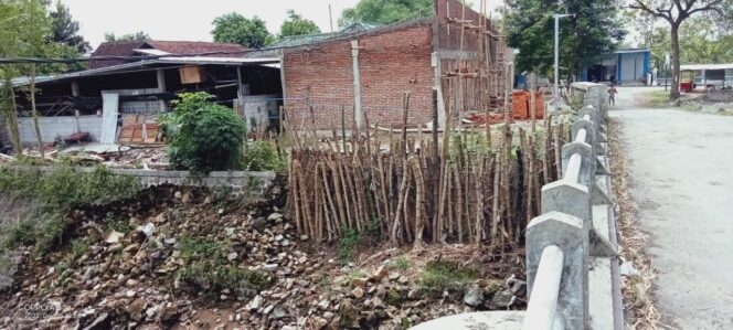 
					Jembatan Sungai Desa Muneng Ponorogo Ambrol, Pihak Terkait Lempar Tanggung Jawab