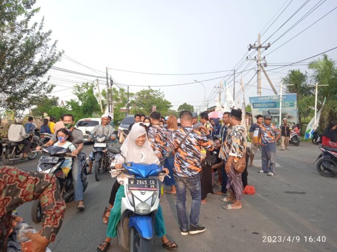 
					Ramadhan Penuh Berkah, LSM GMBI Distrik Gresik Berbagi Takjil