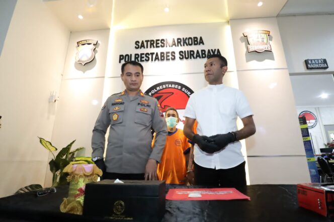 
					Dua Lelaki Paruh Baya Dibekuk Sat Resnarkoba Polrestabes Surabaya