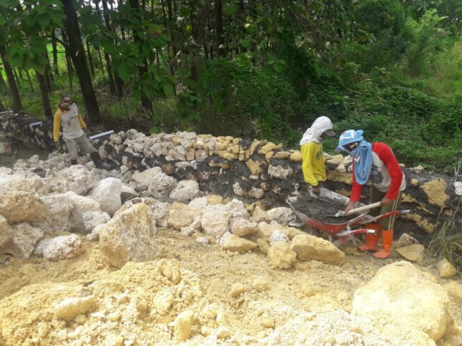 
					Tak Sesuai RAB, Proyek TPT Dinas SDA Lamongan Pakai Material/Batu Oplosan