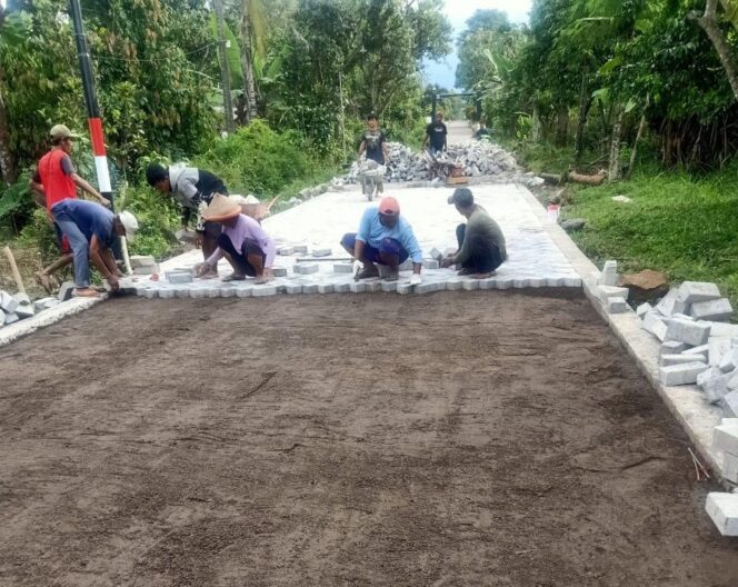 
					Pavingisasi Jalan Poros Desa, Target Pemdes Gayam Membangun Roda Perekonomian