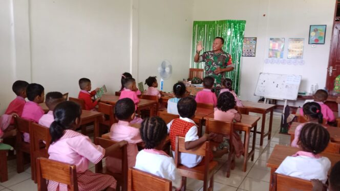 
					Anggota Kodim 1712/Sarmi Berikan Pembekalan Wasbang di PAUD Amelia