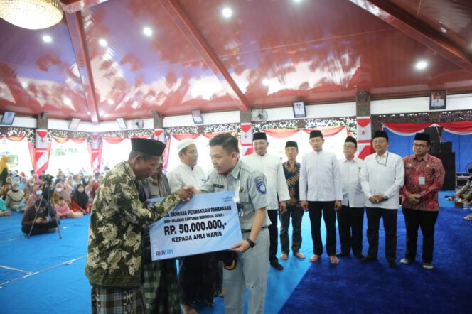 
					Baznas Jatim dan Pemkab Sampang Berikan Bantuan 280 Juta Kepada Sejumlah Eks Pengikut Syiah