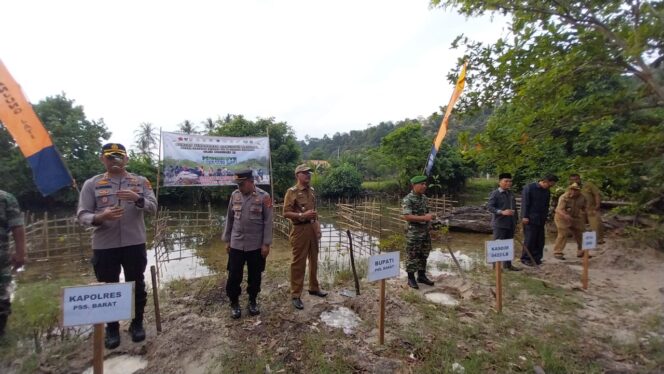 
					Kodim 0422/Lampung Barat Bersama Forkopimda Tanam Mangrove Secara Nasional