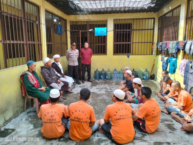 
					Polres Lampung Barat Berikan Binrohtal Berupa Ceramah Agama Kepada Para Tahanan