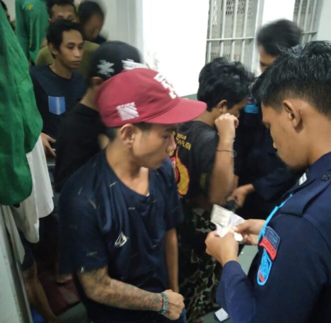 
					Rutan Kelas 1 Surabaya Menggeledah Ruang Tahanan Blok B