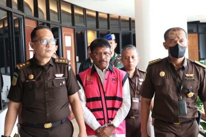 
					Menkominfo Resmi Ditetapkan Tersangka Dan Di Tahan Di Rutan Salemba