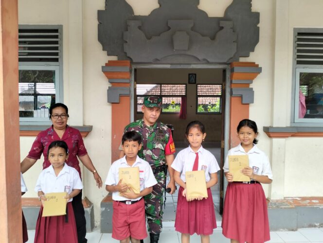 
					Babinsa Banjarangkan Rela Keluarkan Uang Pribadi Demi Memacu Semangat Siswa Pelajar