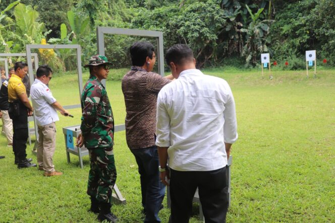 
					Adu Tembak, Dandim 1610 dan Wakil Bupati di Mapolres Klungkung