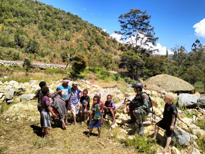 
					TNI Peduli, Satgas 721/Makkasau Bantu Perbaiki Rumah Warga
