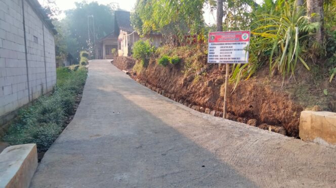 
					Realisasikan Anggaran DD, Pemdes Hargosari Kecamatan sine Bangun Jalan Rabat Beton