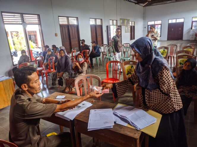 
					Sejumlah 25 KPM Desa Jatimulyo-Mantingan Terima BLT-DD Tahap II/2023