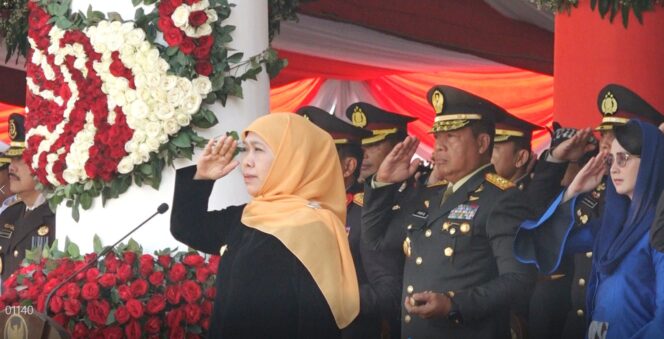 
					Di Hari Pancasila, Gubernur Jatim Berikan Lencana Emas Kepada Pangdam V Brawijaya