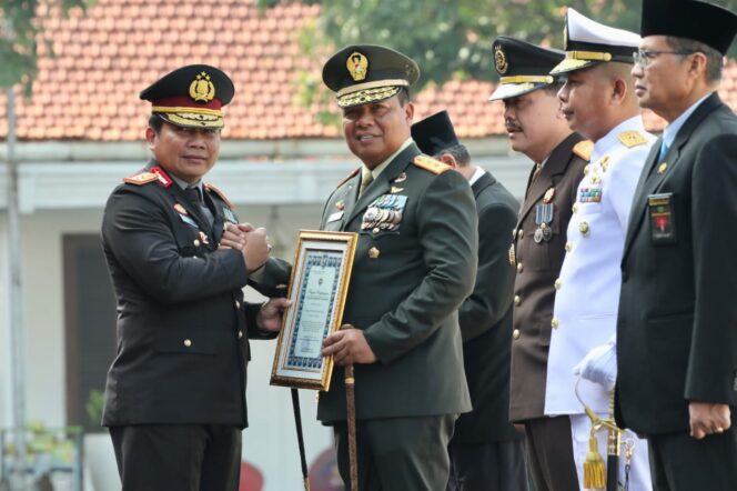 
					Kapolda Jatim Mendapat Penghargaan Tan Hana Dharma Mangrwa dari Kapolda Jatim
