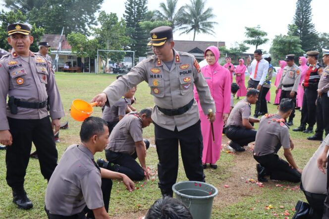 
					Kuda Lumping Meriahkan Perayaan HUT BHAYANGKARA Ke 77 Polres Lampung Barat