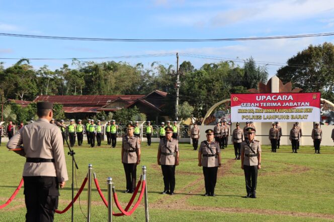 
					Kapolres Lampung Barat Pimpin Sertijab Kabag Logistik, Kasat Binmas dan Kapolsek Balik Bukit